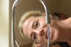 Bez wody nie ma urody! Oto, co się dzieje ze skórą, gdy za mało pijemy