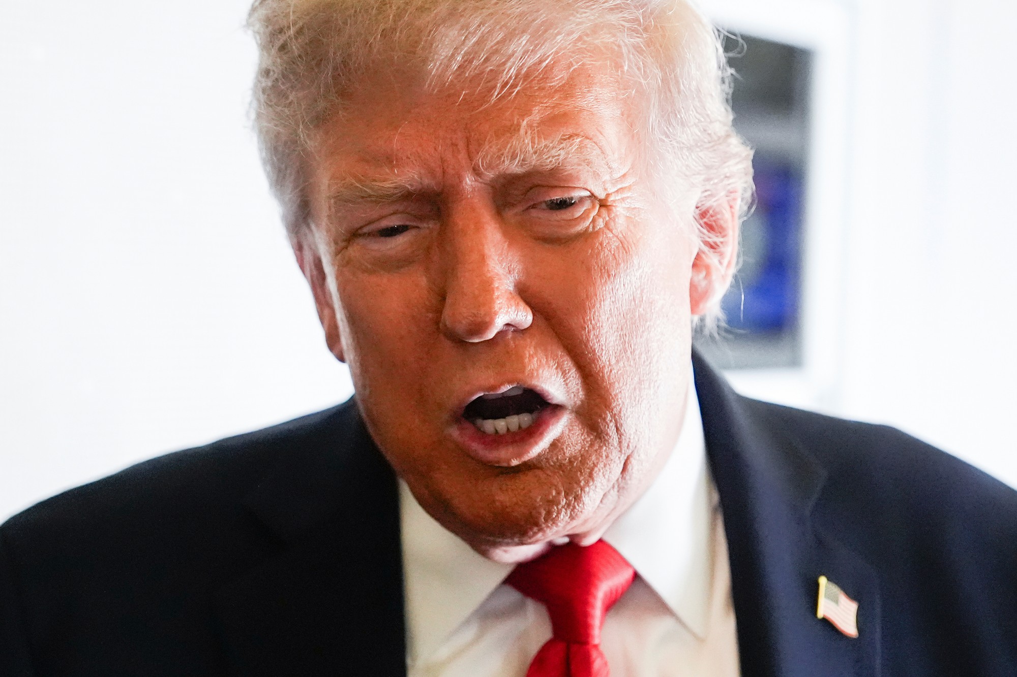 Prezident Donald Trump v rozhovore s novinármi na palube lietadla Air Force One počas cesty na stretnutie s ruským prezidentom Vladimirom Putinom 15. augusta 2025.