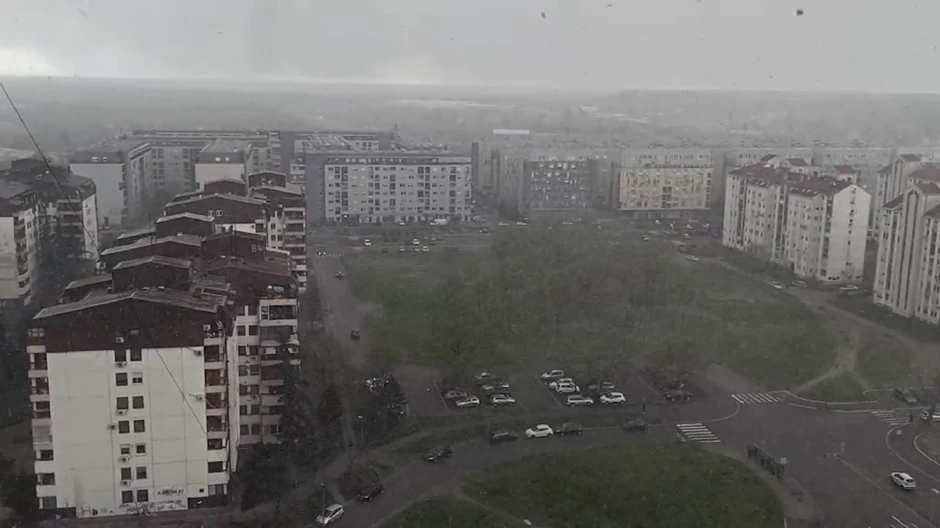 Krupa podseća na sneg i pada zajedno sa snegom ili kišom