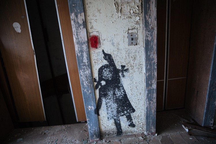 Kilka kilometrów od nieczynnej siłowni znajduje się opuszczone przez ludzi miasto Prypeć. Dzień po katastrofie, 27 kwietnia 1986 r., na zawsze wyjechało stamtąd 50 tysięcy jego mieszkańców. Obecnie słychać tu jedynie śpiew ptaków i skrzypienie poruszanych przez wiatr okien w pustych blokowiskach. W Prypeci można poruszać się tylko po wyznaczonych szlakach.