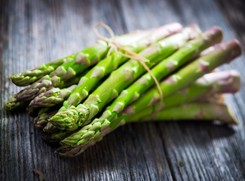 Niemcy nie zbiorą szparagów? 'Bez Polaków się nie da'