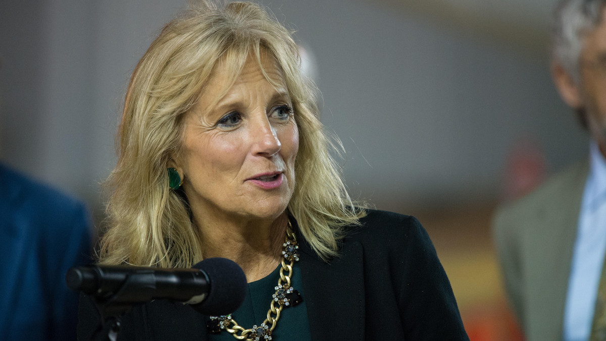 Jill Biden w sukience Oscara de la Renty. Niemal taką samą miała Meghan Markle [ZDJĘCIA]