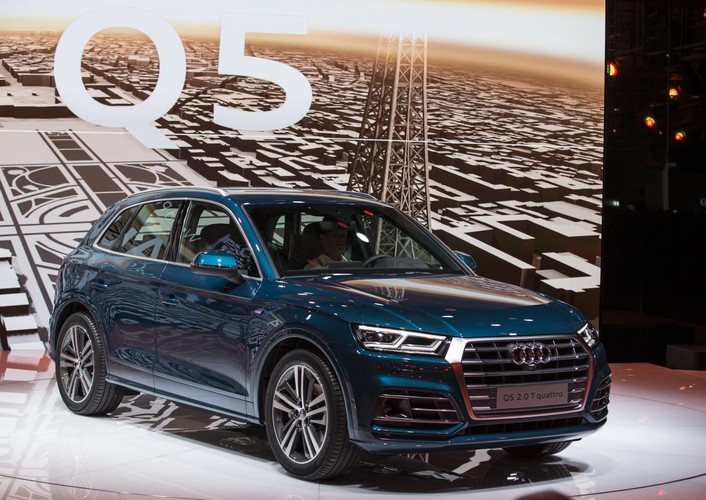 Wśród premier paryskiego Motor Show znalazły się też m.in. hybryda plug-in BMW i8 Spyder, czy też siedmioosobowy SUV Skody – Kodiaq.<br><br>
France Paris Motor Show - Audi Q5 2.0 T Quattro