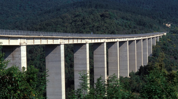 Leszakadt egy viadukt a súlyos árvízhelyzetben Észak-Olaszországban /Illusztráció: Northfoto