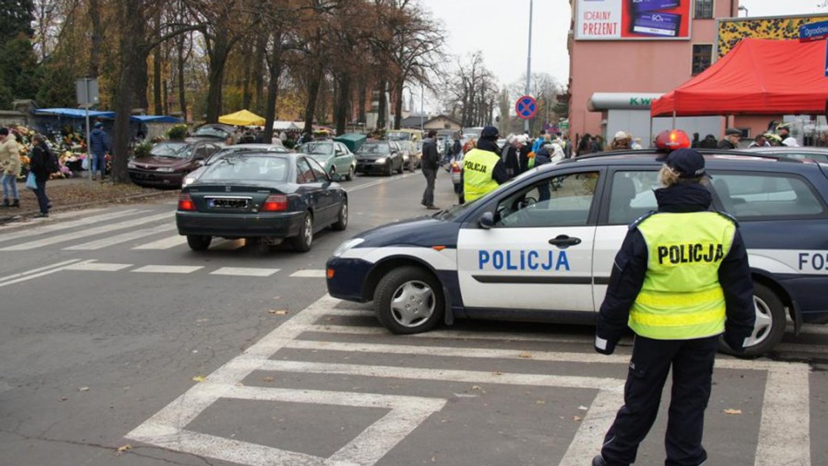 Trzy osoby zginęły w wypadkach, do jakich doszło w ciągu sześciu dni policyjnej aktywności na drogach i wokół cmentarzy. Akcja "Znicz" potrwa jeszcze cały dzień, jednak łódzcy policjanci już dokonują pierwszych podsumowań.