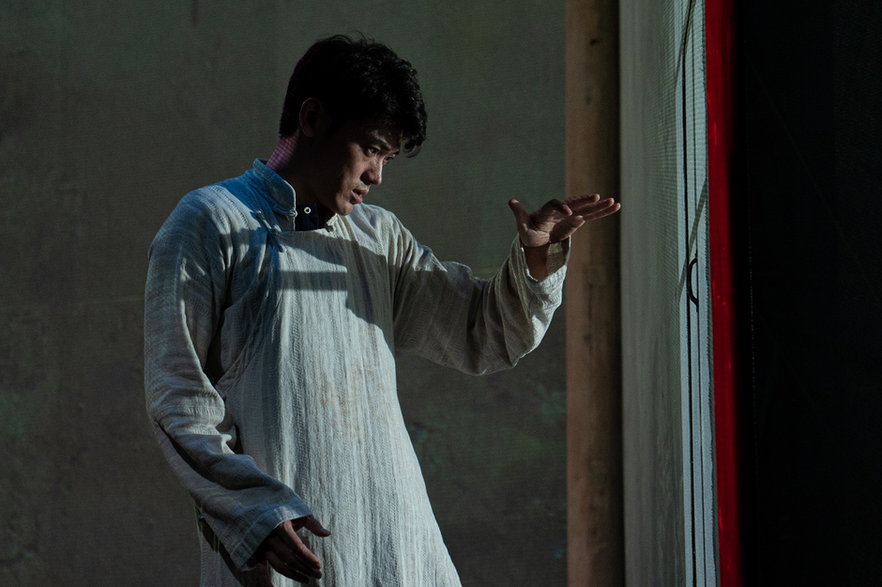"Dziennik szaleńca" (na podstawie utworu Lu Xuna) w reżyserii Krystiana Lupy, spektakl zrealizowany w Chinach przez Propel Performing Arts and Media