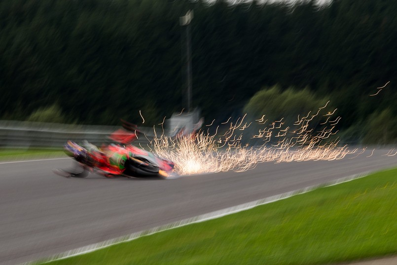 Stefan Bradl wyłożył się na torze tak, że aż iskry poszły. Niemiec zaliczył upadek przed GP Austrii