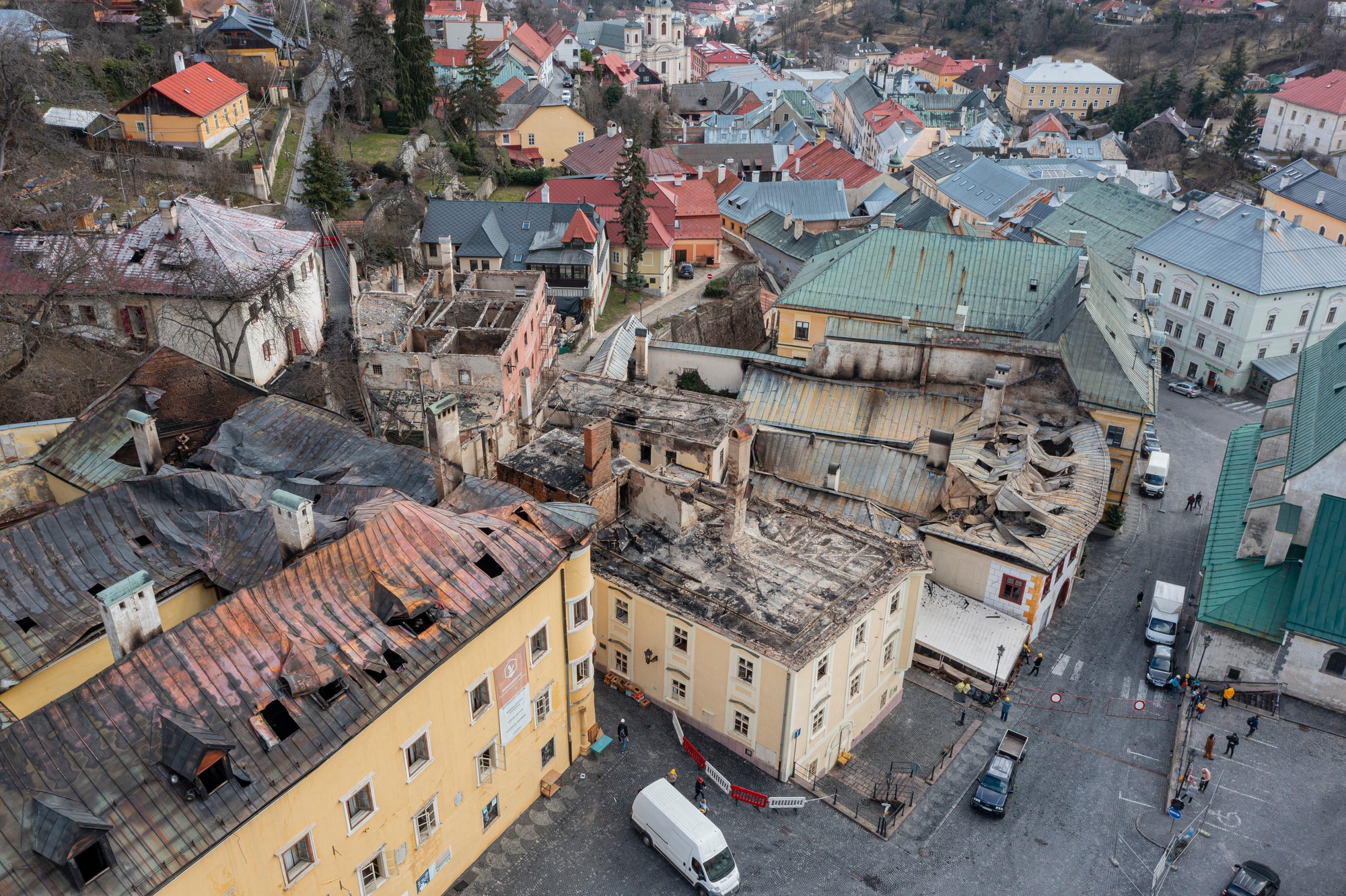 Historické budovy po požiari v centre mesta Banská Štiavnica.