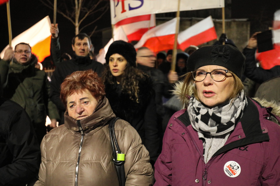 Manifestacja przed zakładem karnym w Przytułach Starych, gdzie przebywa Maciej Wąsik