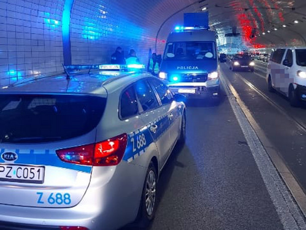 Mężczyzna z bagnetami szalał w tunelu trasy WZ w Warszawie