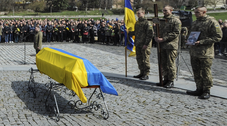 Mindenki fél térdre ereszkedett, amikor megérkeztek a hősi halottak koporsói / Illusztráció / Fotó: MTI/EPA/Mykola Tys