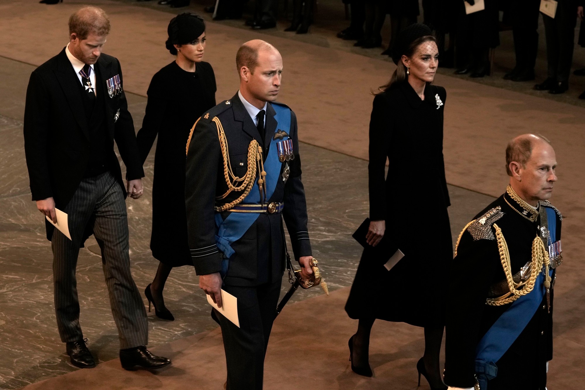 Princovia William a Harry s manželkami a strýkom.