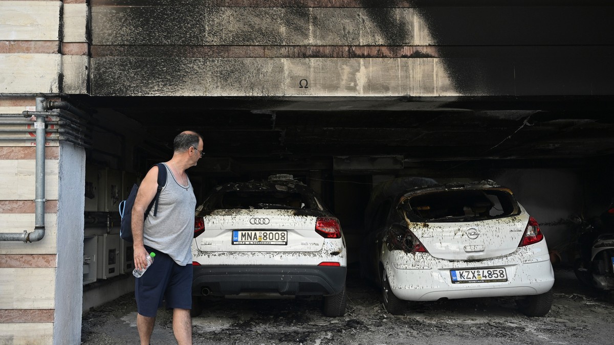 Zapaljeni automobili u Solunu