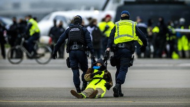 Wtargnęli na teren lotniska w Amsterdamie. 100 osób aresztowanych 