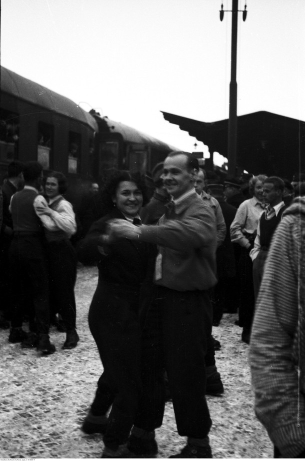 Pasażerowie pociągu wycieczkowego Narty-Dancing-Brydż, marzec 1933 r.