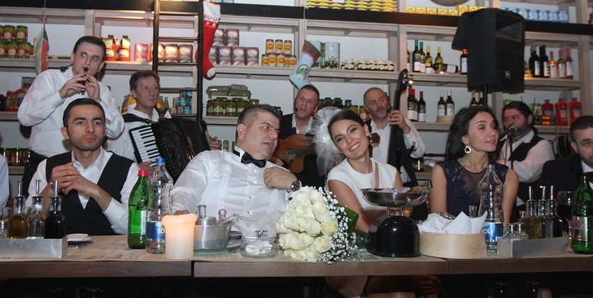 Sa mladencima je u Beograd došlo 40 svatova