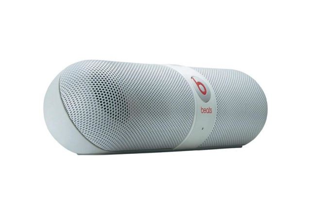 Głośnik Pill można połączyć ze smartfonem przez Bluetooth lub kabel słuchawkowy. Urządzenie pozwala na słuchanie muzyki nawet przez 7 godzin bez ładowania baterii. Beats by Dr. Dre to kultowa marka słynąca z dobrych głośników i słuchawek. Cena: 929 zł.