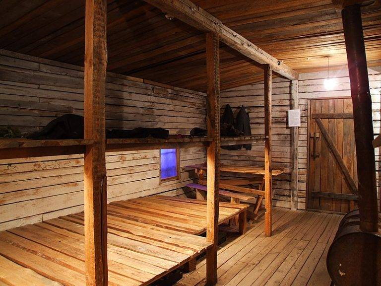 Rekonstrukcja baraku mieszkalnego Gułagu – Muzeum Okupacji w Rydze.