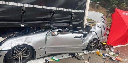 Mercedes wbił się w naczepę tira. Tragedia pod Zgorzelcem. To rozdzieliło rodzinę na zawsze