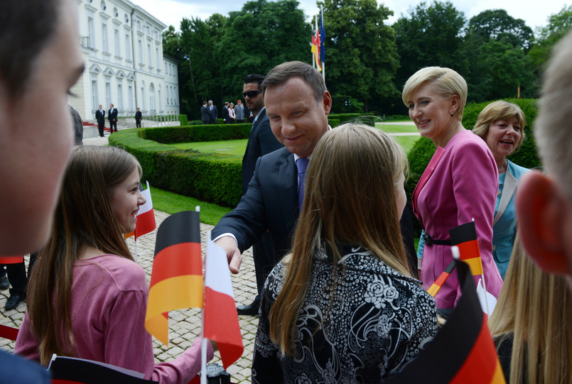 Uroczyste powitanie polskiej pary prezydenckiej odbyło się w ogrodzie pałacu Bellevue. Po spotkaniu prezydentów odbędą się plenarne rozmowy delegacji pod przewodnictwem szefów państw dotyczące relacji dwustronnych. Następnie polska i niemiecka para prezydencka weźmie udział w konferencji poświęconej 25-leciu partnerstwa, podczas której zaplanowano wystąpienia Andrzeja Dudy i Joachima Gaucka.