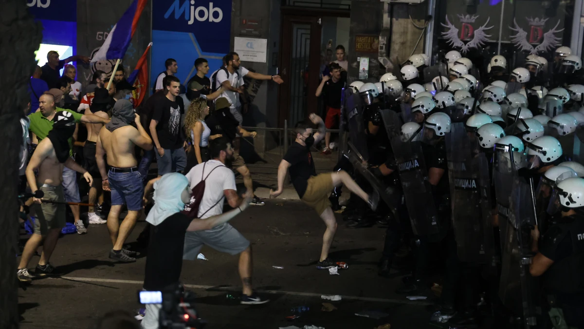 Ovako je izgledao napad demonstranata i pokušaj probijanja kordona kod  "Londona" - Blic