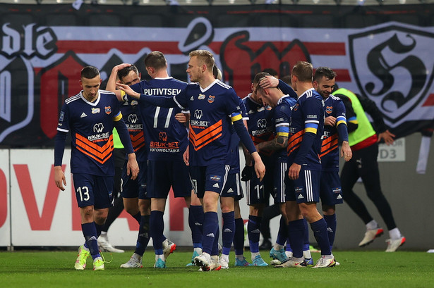 Piłkarze Bruk-Bet Termaliki Nieciecza cieszą się ze strzelonej bramki podczas meczu Ekstraklasy z Cracovią