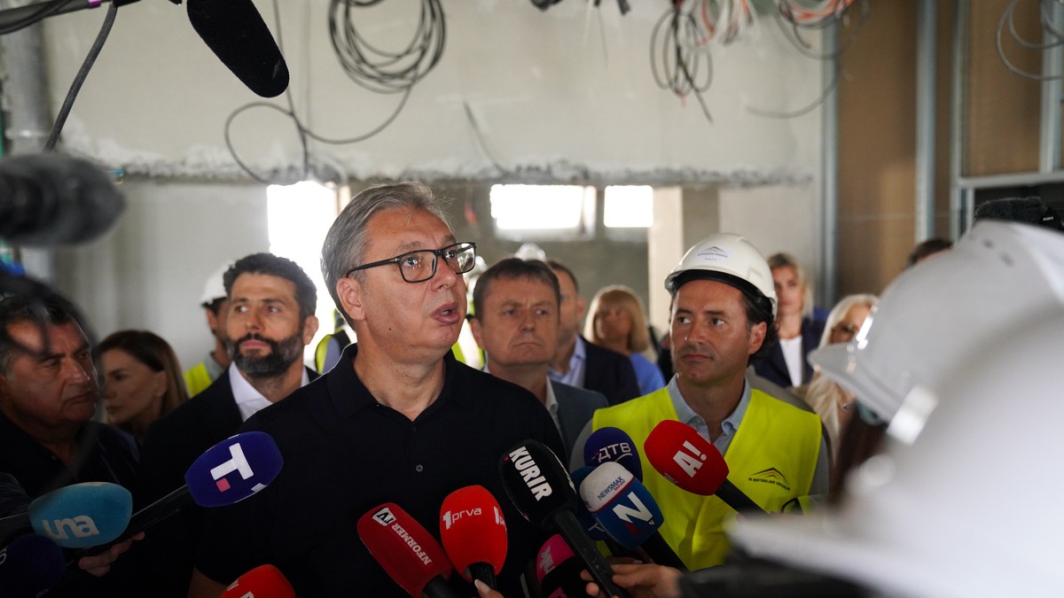 Vučić obilazi radove na sanaciji i adataciji Klinike za ginekologiju i akušerstvo u Beogradu 
