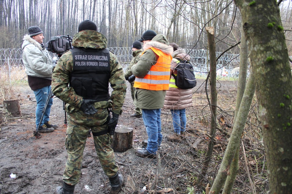 Dziennikarze w Usnarzu Górnym, strefa zamknięta, woj. podlaskie, 16.12.2021.