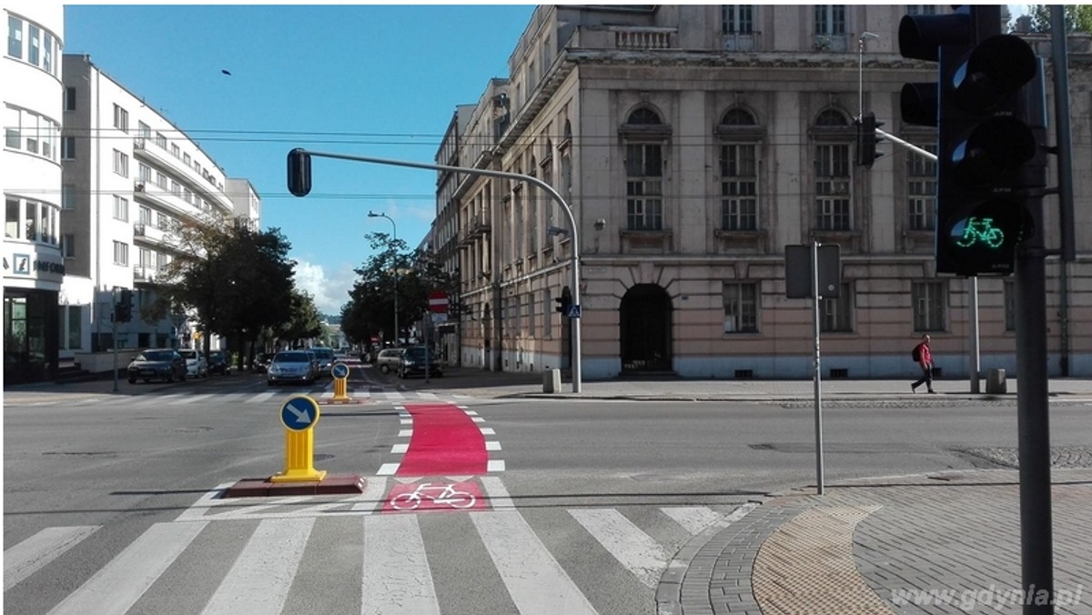 W zeszłym tygodniu kilkadziesiąt przejazdów rowerowych w Gdyni zyskało nowe oznakowania. W rozmowie z Onetem Jakub Furkal tutejszy Oficer Rowerowy zapowiada kolejne, ważne inwestycje dla miłośników jednośladów.