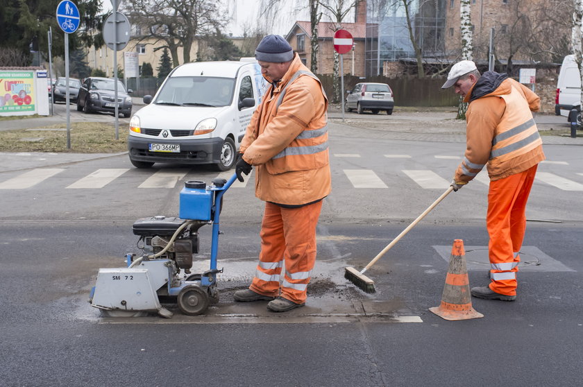 Drogowcy walczą z dziurami