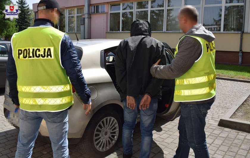 Leszkowice: Ciało rowerzysty w rowie. Potrąciło go auto. Zatrzymano podejrzanego