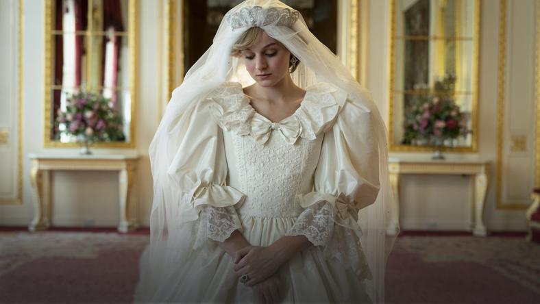 Emma Corrin jako Diana Spencer w serialu "The Crown"