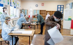 Maseczki, rękawiczki i jednorazowe długopisy. Wybory pod specjalnym nadzorem
