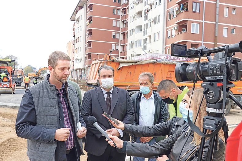 Na kompleksu od oko 10 hektara, sprovodi se izgradnja devet stambenih lamela stanova za pripadnike snaga bezbednosti