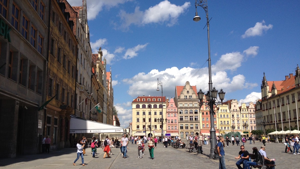 Z małymi problemami, ale udało się. Gmina Wrocław w końcu wybrała firmę, która zajmie się budową szpilkostrady na Rynku. Komplikacje z wyborem wykonawcy, które otarły się o Krajową Izbę Odwoławczą, sprawiły jednak, że inwestycja rozpocznie się dopiero w przyszłym roku.