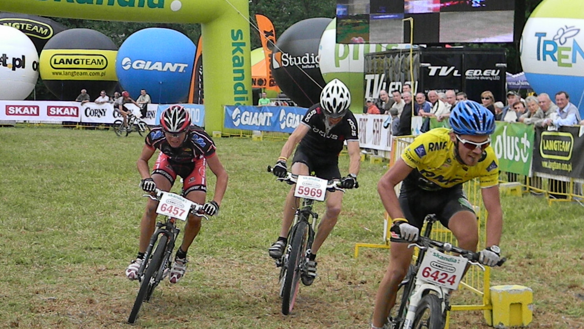 Adrian Rzeszutko (RMF Adrenaline FM) był najszybszy z trójki zawodników na finiszu rywalizacji w kategorii mini (33 km) podczas zawodów Skandia Maraton Lang Team w Nałęczowie.