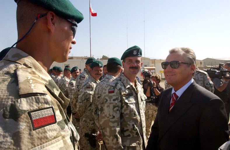 Prezydent Aleksander Kwaśniewski podczas rozmowy z polskimi żołnierzami w bazie Bagram, październik 2002 r.