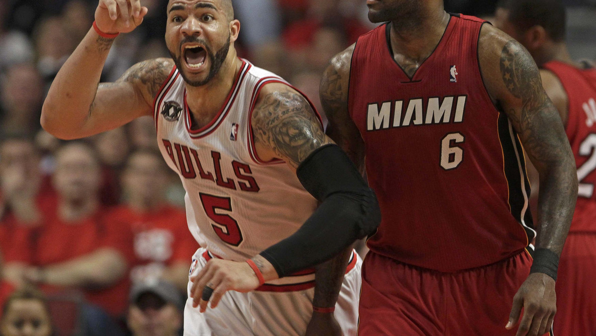 Na niewiele zdało się 21 punktów Derricka Rose'a. Chciago Bulls na swoim parkiecie przegrali z Miami Heat 75:85 w drugim meczu finałów Konferencji Wschodniej. Gości z Florydy do triumfu poprowadził duet LeBron James - Dwyane Wade.