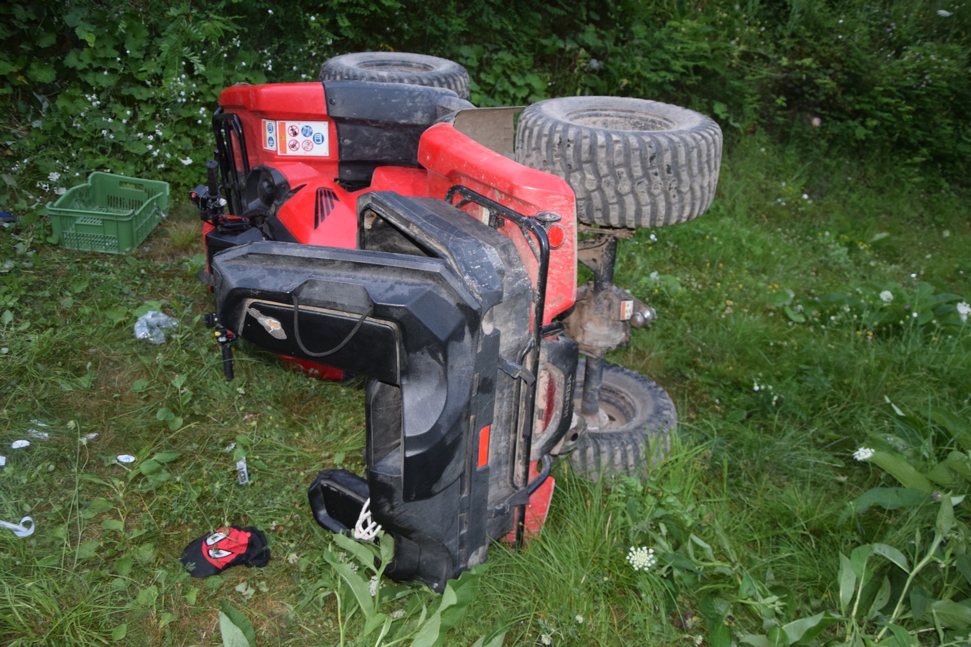 Pri nehode štvorkolky sa zranili štyri osoby.