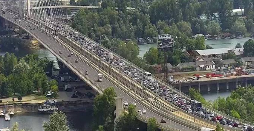 Kolaps nakon saobraćajne nesreće na Mostu na Adi