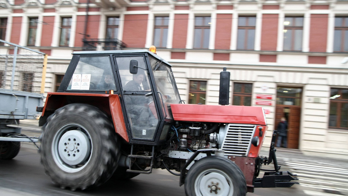 Rolnicy, którzy od tygodnia prowadzą strajk okupacyjny w sali konferencyjnej Urzędu Wojewódzkiego w Bydgoszczy, zdecydowali w poniedziałek o kontynuacji protestu. Protestujący wystosowali również list otwarty do premiera Donalda Tuska.