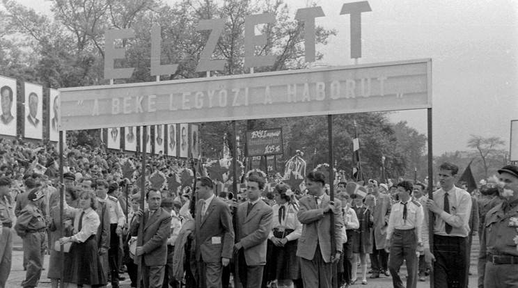 Ötvenhatosok tere (Felvonulási tér), május 1-i felvonulás 1961-ben /Fotó: Fortepan