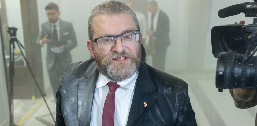 Grzegorz Braun wygraża sądem lekarce, która próbowała go powstrzymać w Sejmie. "Uznanie winy musi być"