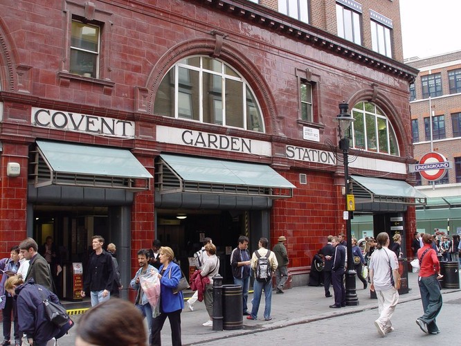 Covent Garden – najkrótsza odległość do następnej stacji. Stacja Covent Garden jest oddalona od stacji Leicester Square zaledwie o 260 metrów; to najkrótsza odległość między sąsiadującymi ze sobą stacjami w całej sieci metra. Spacer między obiema stacjami trwa niewiele dłużej niż przejażdżka metrem. Mimo to przyszłość stacji Station Covent Garden jest zapewniona, ponieważ umożliwia ona odciążenie stacji Leicester Square, szczególnie w weekendy. źródło: flickr, CC BY-SA 2.0, tompagenet