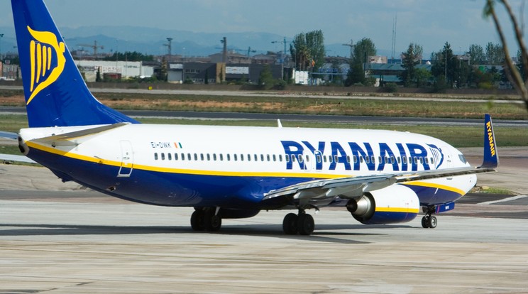 A fogyasztóvédelmi eljárás azért indult a Ryanair ellen, mert a cég a július elejétől élő légitársaságok hozzájárulásának június eleji közzététele után arról értesítette az utasait, hogy azokra a foglalásokra, amelyek a jogszabály kihirdetése előtt történtek és június 30. utánra szóltak, beépíti az árba a 3900 forintos adót / Fotó: Northfoto