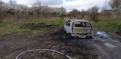 Pożar samochodu pod lasem. W środku znaleziono ciało