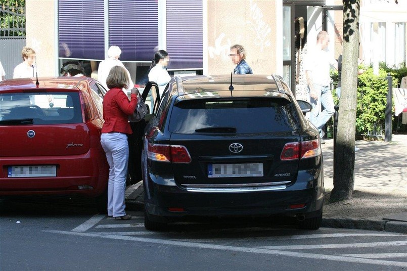 Fotoreporterzy "Faktu" zrobili zdjęcia żony premiera Małgorzaty Tusk jak wsiadała do czarnej toyoty avensis