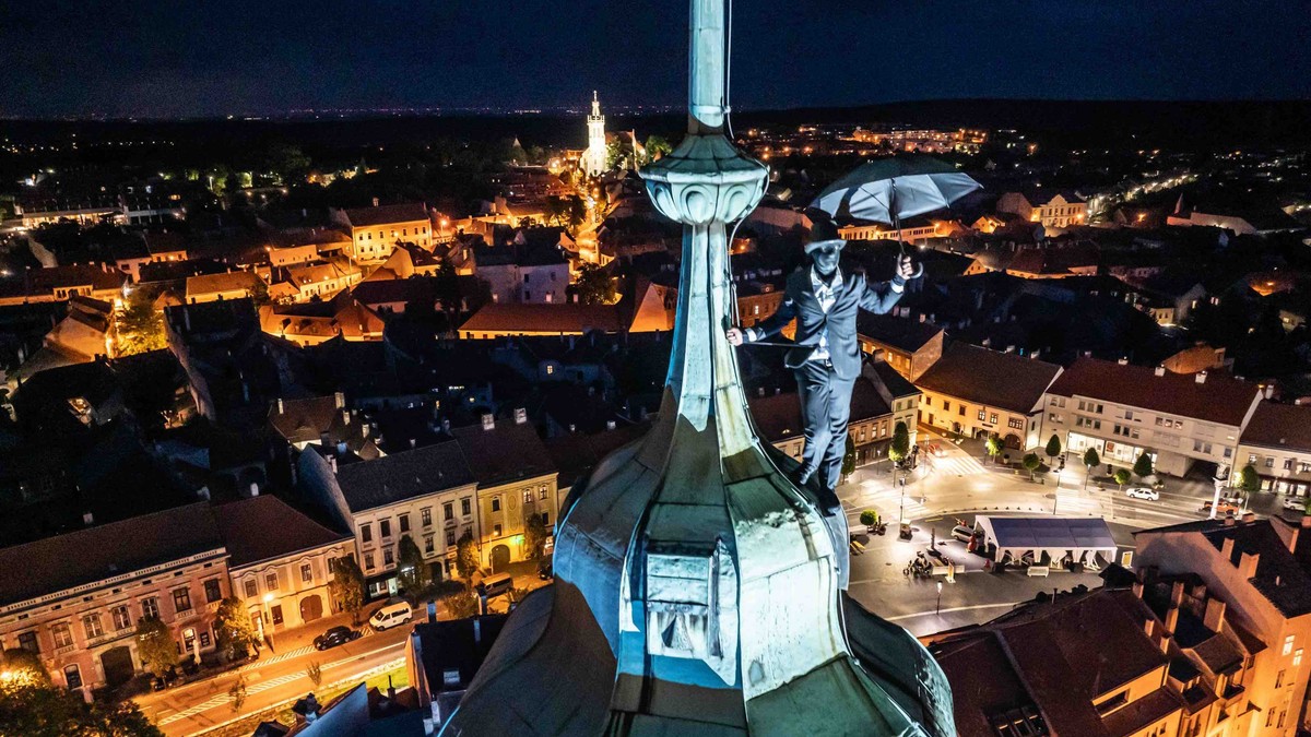 Négy év után újra felbukkant a titokzatos Esernyős Ember - Fotók