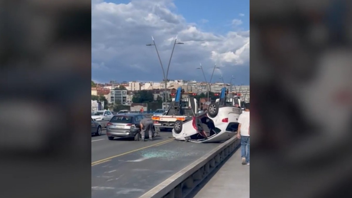 Automobil se prevrnuo na Brankovom mostu 