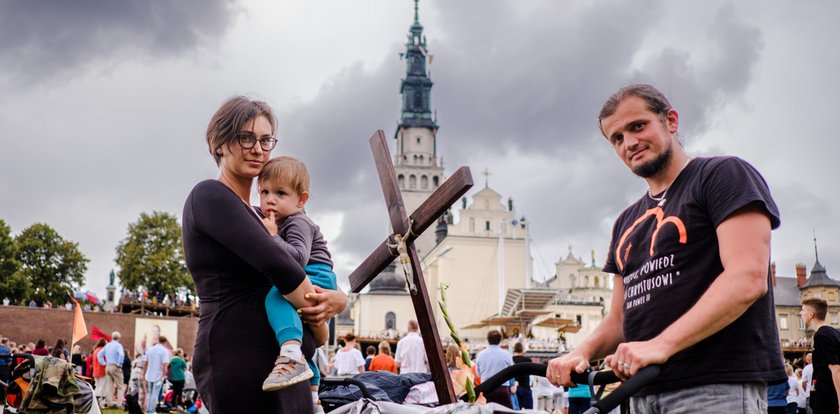 Zanieśliśmy swoje troski na Jasną Górę. Pielgrzymi opowiadają, dlaczego idą w pokucie do Częstochowy  [WIDEO]